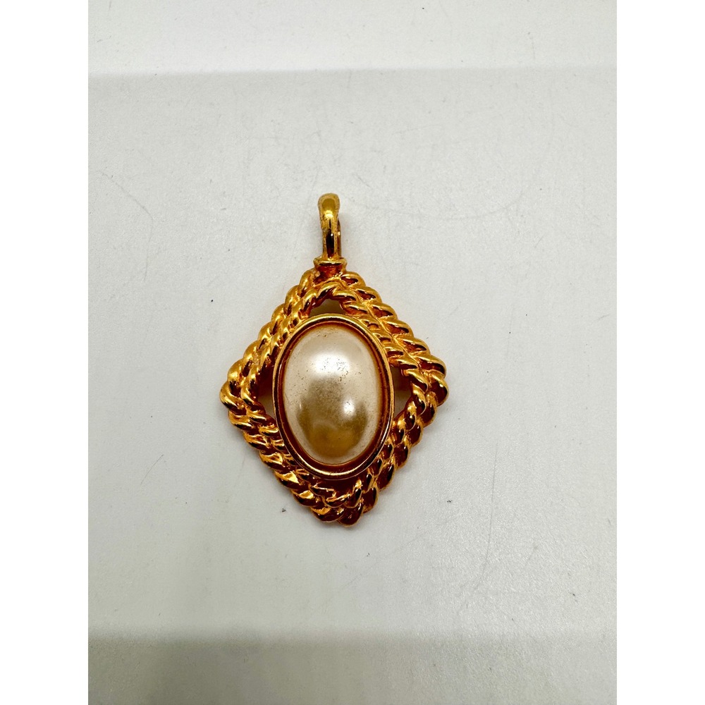 Vintage LR‎ Faux Pearl Pendant Gold Tone Rope Twist Diamond Shape Oval Cabochon